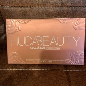 Huda Beauty “Rose Gold Remastered” eyeshadow palette